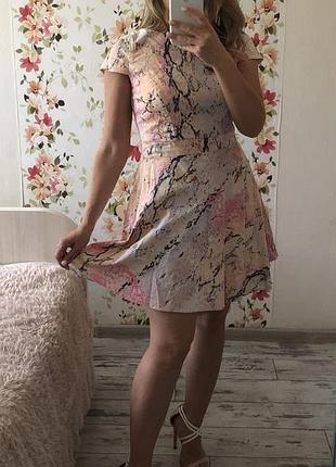 Ніжна сукня в пастельних тонах