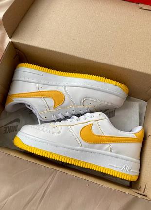 Nike air force 1 low white yellow logo яскраві кросівки найк форс білі жовті весна літо яркие кроссовки белые желтые демисезонные