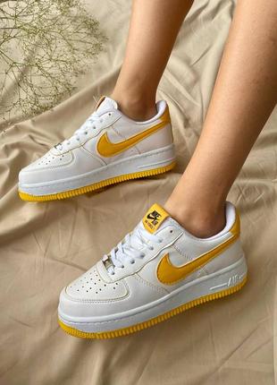 Nike air force 1 low white yellow logo яскраві кросівки найк форс білі жовті весна літо яскраві кросівки білі жовті демісезонні