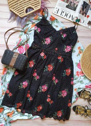 Розкошное цветочное кружевное летнее платье с вышивкой