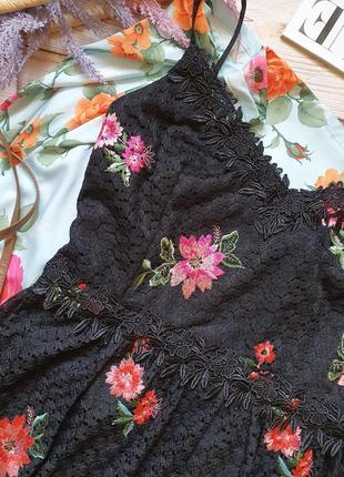 Розкошное цветочное кружевное летнее платье с вышивкой10 фото