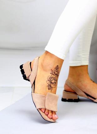 Стильні бежеві жіночі босоніжки екозамша