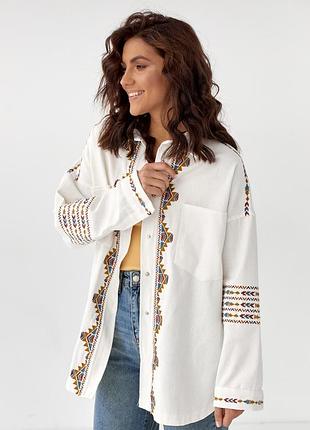 Жіноча сорочка-піджак на кнопка прикрашена вишивкою