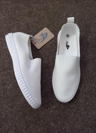 Белые мокасины