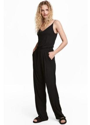 Черный комбинезон с брюками из вискозы на бретелях