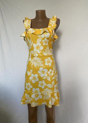 Красивое платье 🥻 жолтого  цвета
