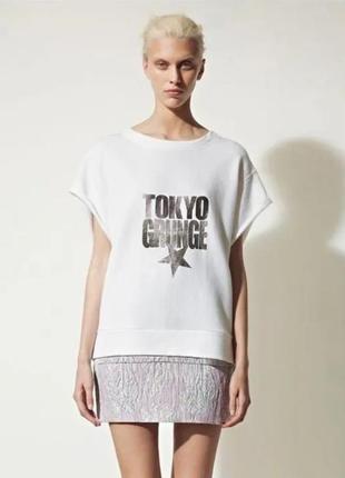 Симпатичний білий топ sandro без рукавів з сріблястою написом «tokyo grunge»;