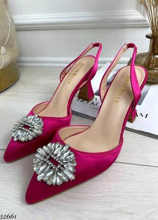 Босоніжки з прикрасою на носку