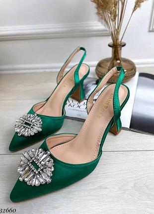 Босоножки с украшением на носке
