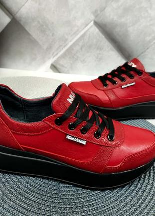 Красные кожаные женские кроссовки