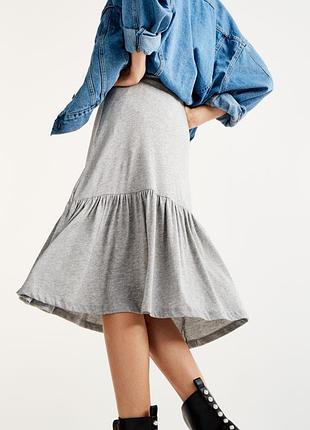 Серая юбка миди с воланом рюшем  pull&bear xs - s