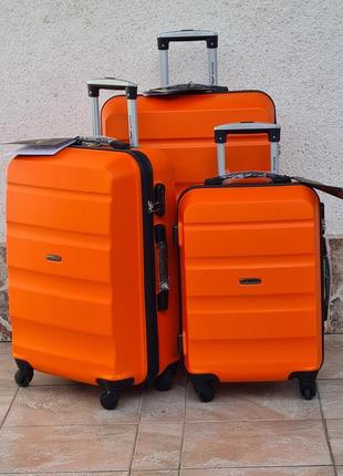 Оранжевий валізу wings at 01 poland 🇵🇱