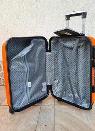 Оранжевый чемодан  wings  at 01 poland 🇵🇱10 фото
