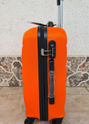 Оранжевый чемодан  wings  at 01 poland 🇵🇱7 фото