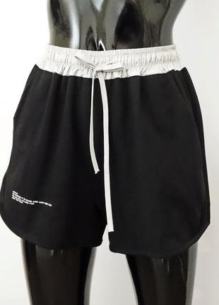 Жіночі літні чорні шорти з сірим поясом