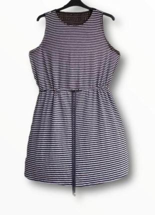 Чудове плаття в смужку