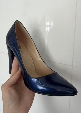 Шикарные новые туфли синий металлик на красной подошве.