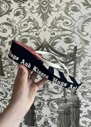 Вьетнамки super gear с готическим шрифтом.