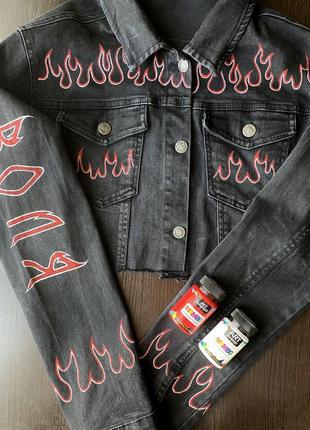 Жіноча джинсова куртка з ручним патріотичним розписом
