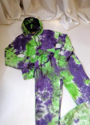 ⛔крутий спортивно прогулянковий костюм принт тай дай у розлученнях насичений салатово фіолетовий3 фото