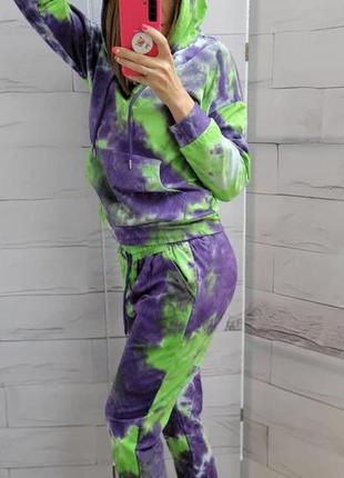 ⛔крутий спортивно прогулянковий костюм принт тай дай у розлученнях насичений салатово фіолетовий4 фото