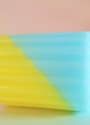 Жовто-блакитна рифлена свічка3 фото