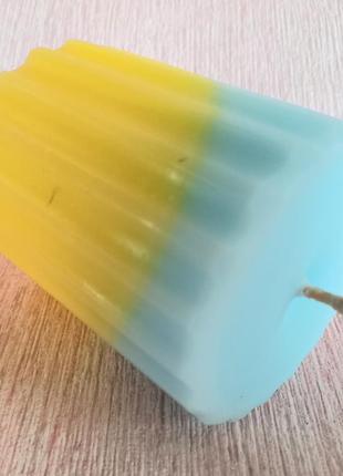 Жовто-блакитна рифлена свічка2 фото