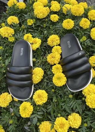 В наявності слайди michael kors в розмірі 6.