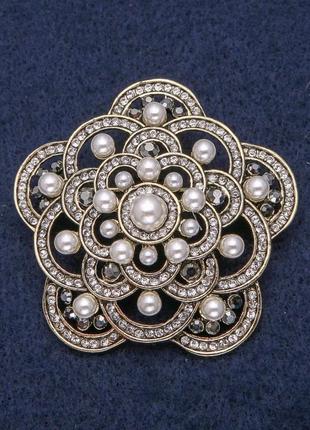 Брошь с белыми бусинами и темными стразами, золотистый металл