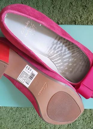 Яркие замшевые туфли clarks