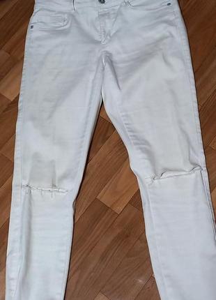 Белые джинсы с порезанными коленами1 фото