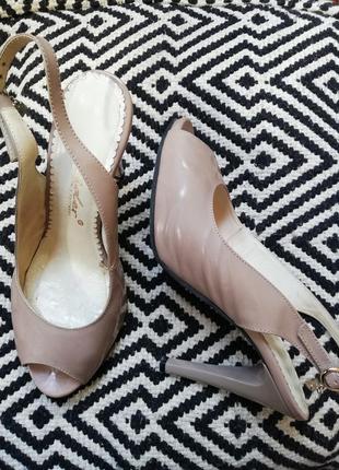 Босоніжки на шпильці