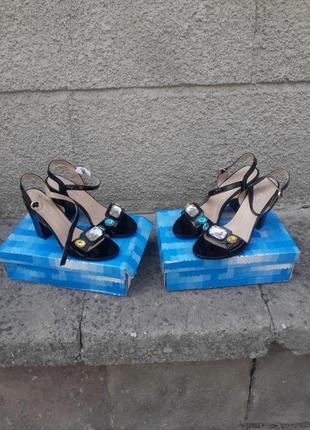 Жіночі босоніжки на стійкому туфельки