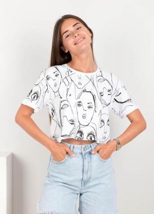Стильная белпя футболка топ с рисунком принтом девушка