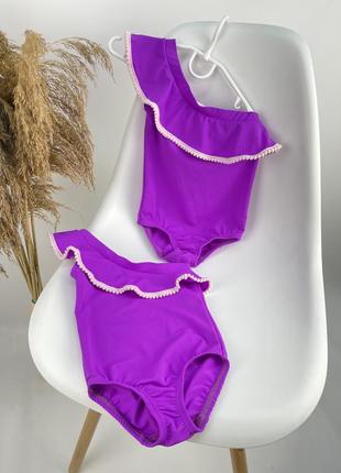 Слитный купальник на одно плечо с рюшей цвет фуксия