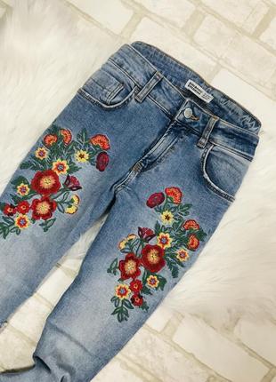 Стильные джинсы с вышивкой zara