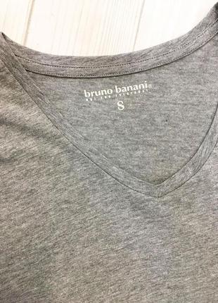 Однотонна футболка з v -вирізом від bruno banani4 фото