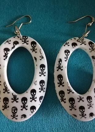 Серьги бижутерия с черепами.