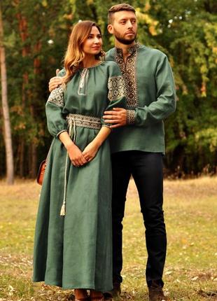 Впечатляющий комплект - мужская вышиванка глубокого зеленого оттенка и женское вышитое платье в пол