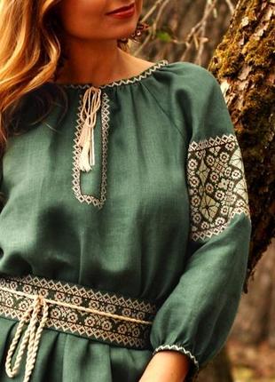 Неймовірно жіночна довга сукня зеленого відтінку4 фото