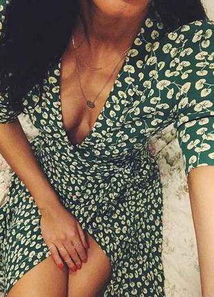 Асимметричное зелёное платье халат миди с принтом на запах1 фото
