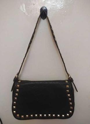 Продам черную сумку с заклёпками
