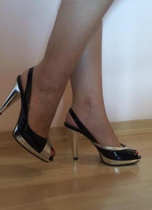 Босоніжки versus (versace)