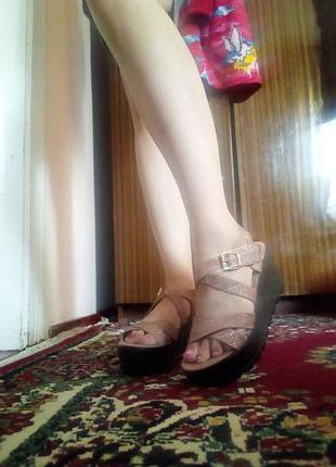 Босоніжки на танкетці