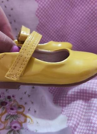 Жовті туфельки лаковані туфлі для принцеси6 фото