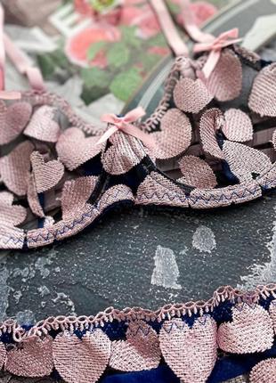 Рожево-фіолетовий комплект на кісточках з вишивкою та поясом для панчох. розовый комплект нижнего белья с вышивкой и поясом для чулков8 фото