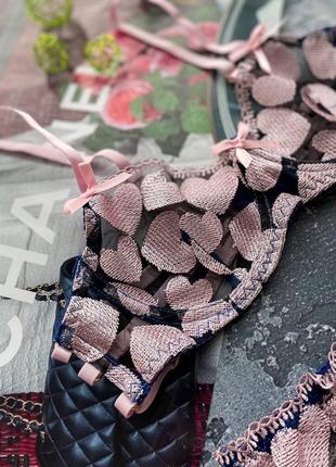 Рожево-фіолетовий комплект на кісточках з вишивкою та поясом для панчох. розовый комплект нижнего белья с вышивкой и поясом для чулков3 фото