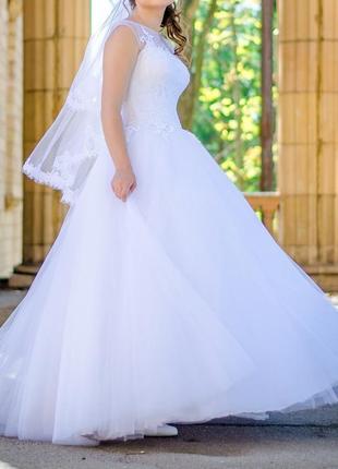 Шикарне весільне плаття ( будь-яка в ньому буде красунею )