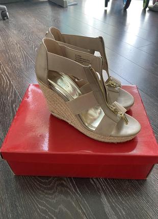 Босоножки guess