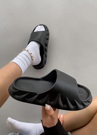 Бомбезні шльопанці жіночі 🩴